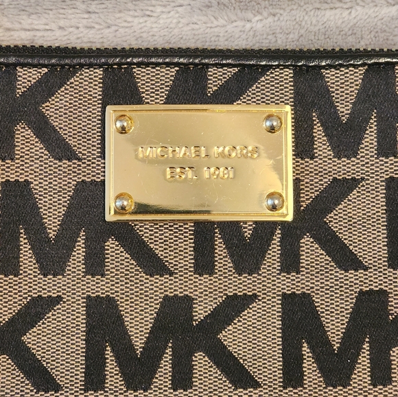 Michael Kors Coin Purse - Picture 3 of 8